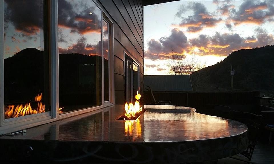 Bar with fire to enjoy those summer evenings.