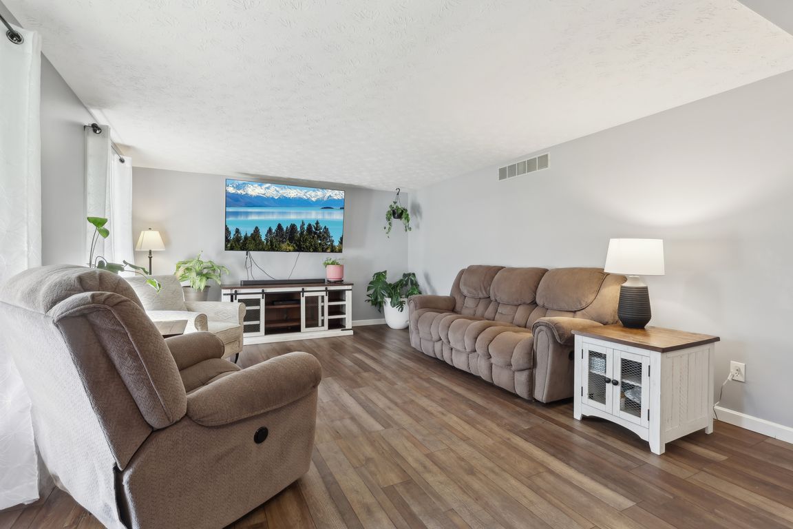 Meanderwood Dr-004.jpg