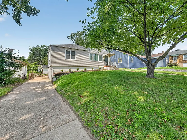 437 Warfield Ave — Photo 5