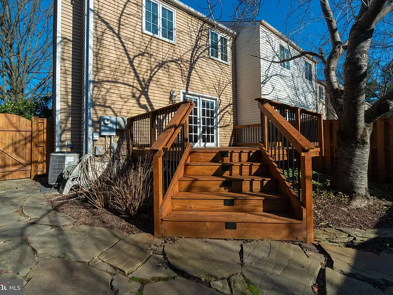 2911 Montauk Ct — Photo 32