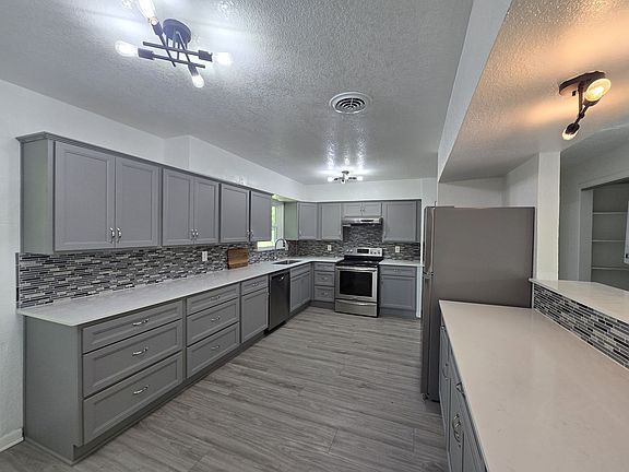 5th image of 610 W Washington Ave