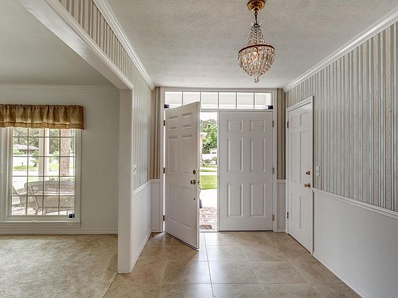 3rd image of 2467 Sedgwick Pl