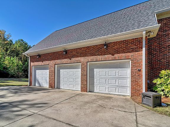 4th image of 24 Clay Ct