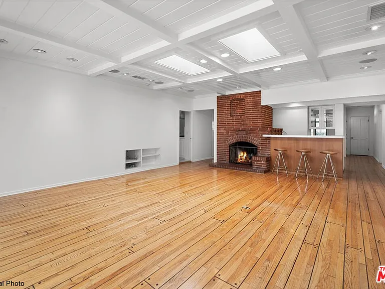 4031 Hollyline Ave — Photo 9