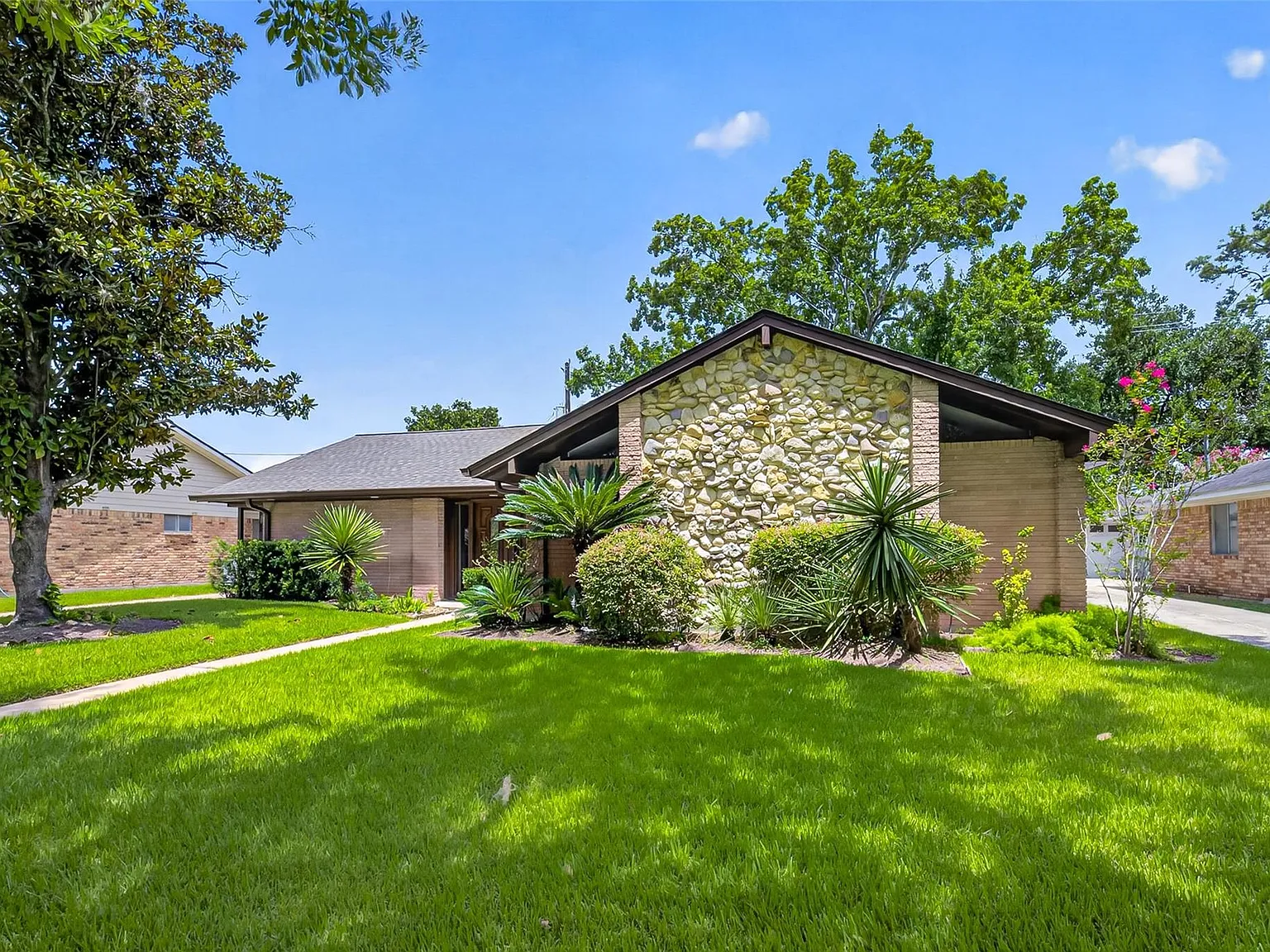4 bed, 2.5 bath, 2338 sqft, $3,200 — Photo 4