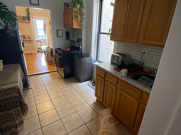 4th image of 233 E 77th St APT 22
