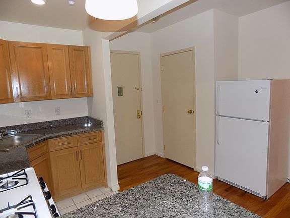 4th image of 2814 31st St APT 305