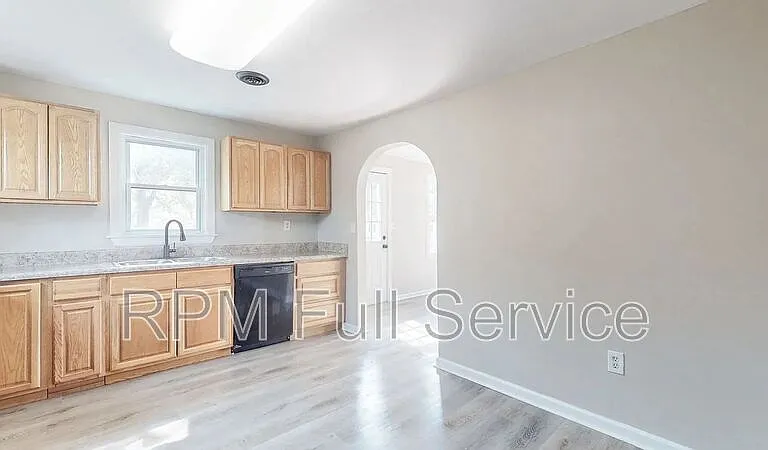 246 E Woodrow St — Photo 5