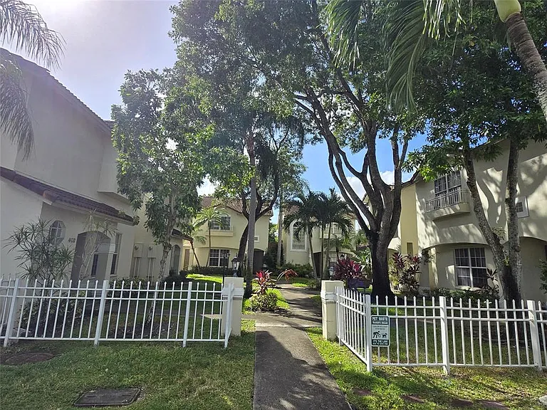 402 NW 108th Ter — Photo 4
