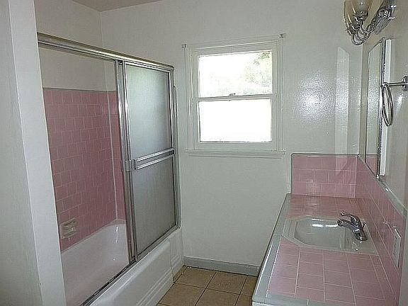 5th image of 16007 Victory Blvd APT D