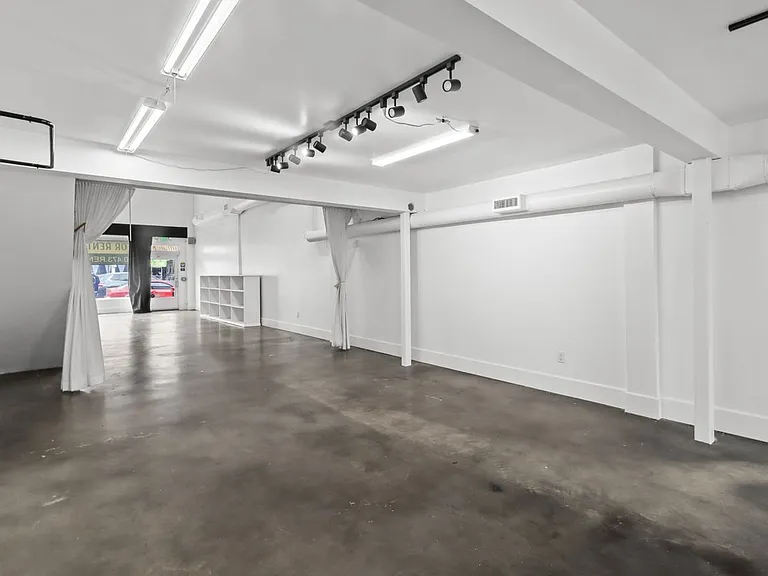 1050 S Fairfax Ave — Photo 2