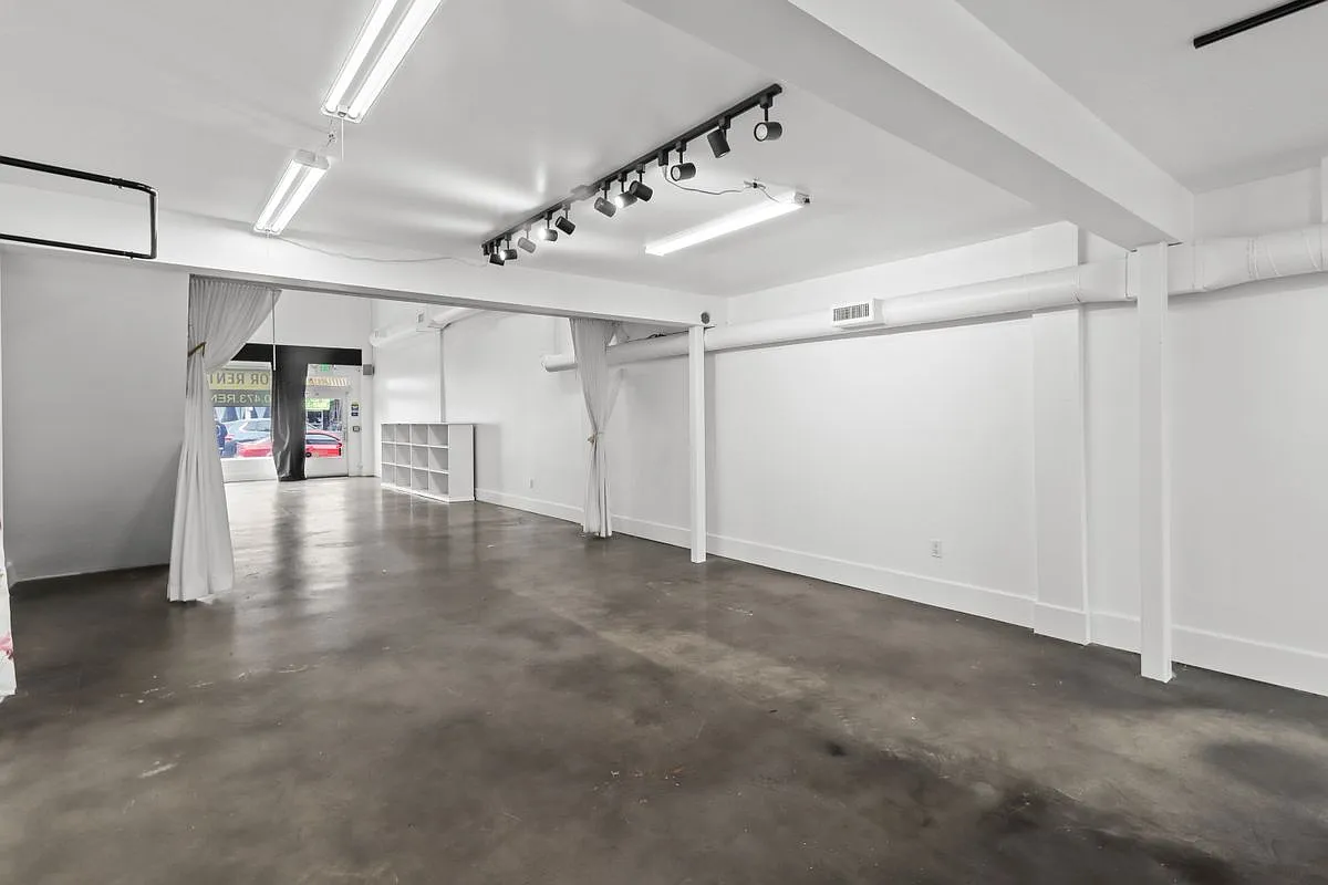 Building Photo - 1050 S Fairfax Ave