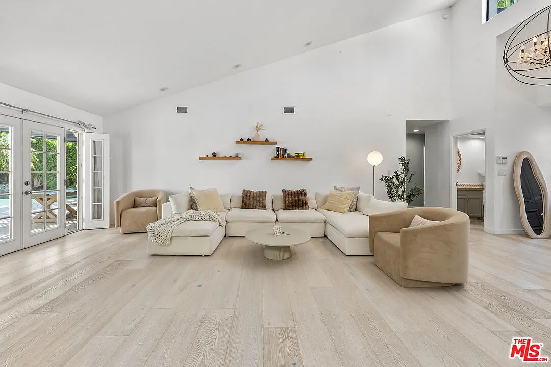 4 bed, 5.0 bath, 3143 sqft, $20,000 — Photo 3