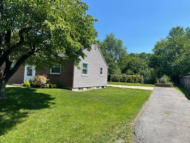 202 Elizabeth Dr — Photo 2