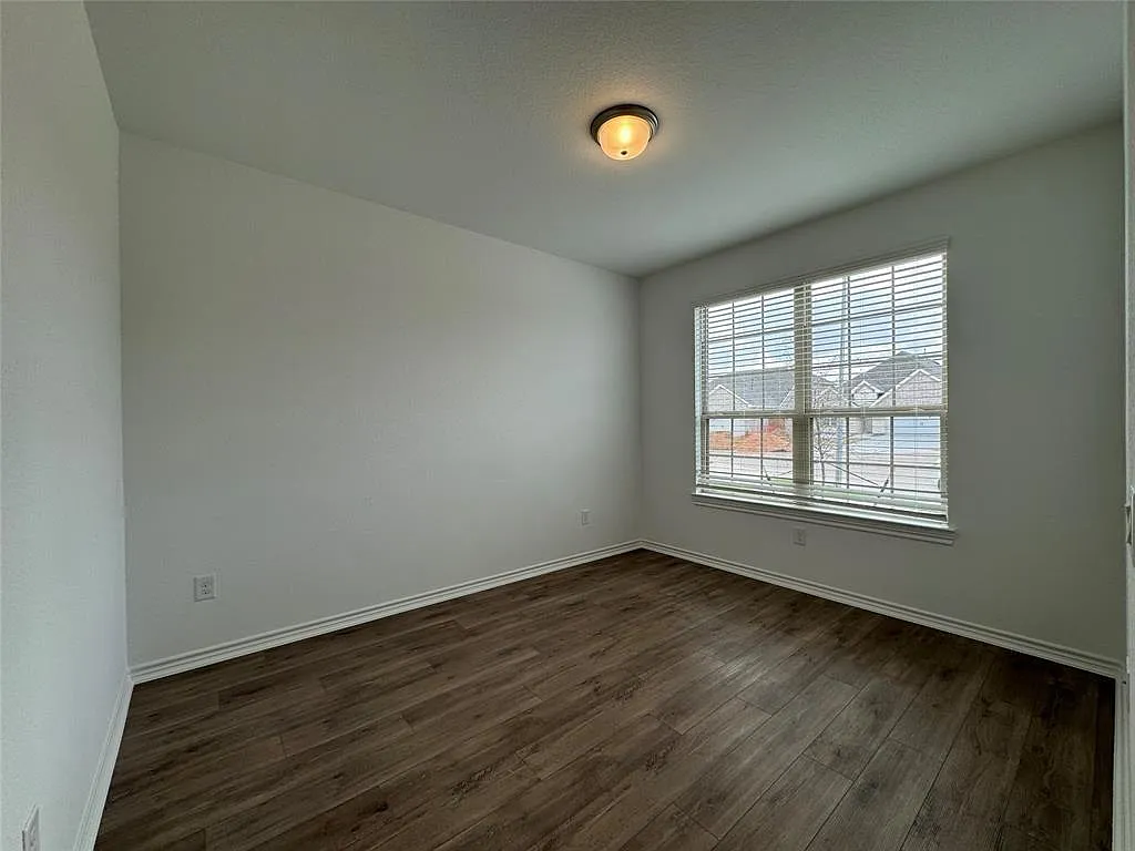 4 bed, 2.5 bath, 2700 sqft, $2,800 — Photo 2