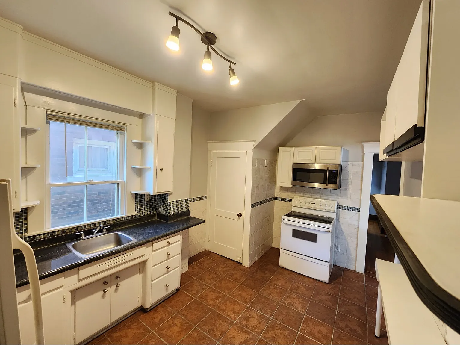 Studio, $648 — Photo 4