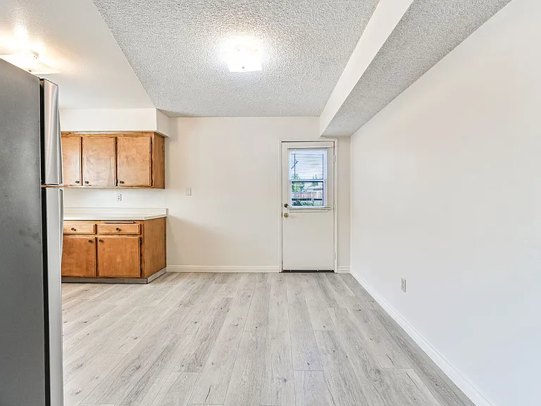 1021 W Perdew Ave — Photo 32
