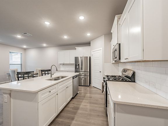 5th image of 601 Bethpage Dr