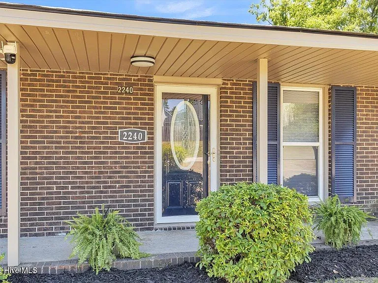 2240 Walden Dr — Photo 3
