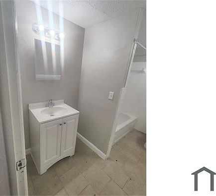 2nd image of 2851 Sophia St #9
