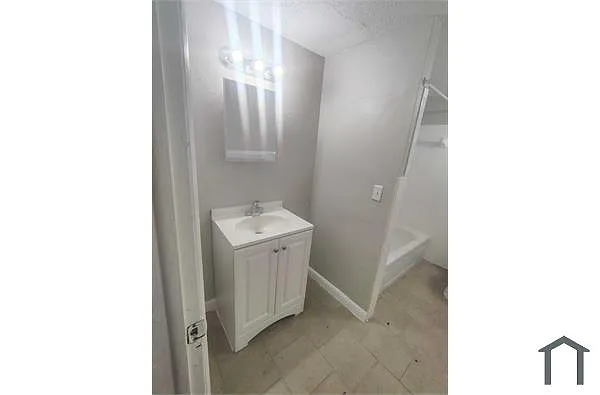 Building Photo - 2851 Sophia St #9