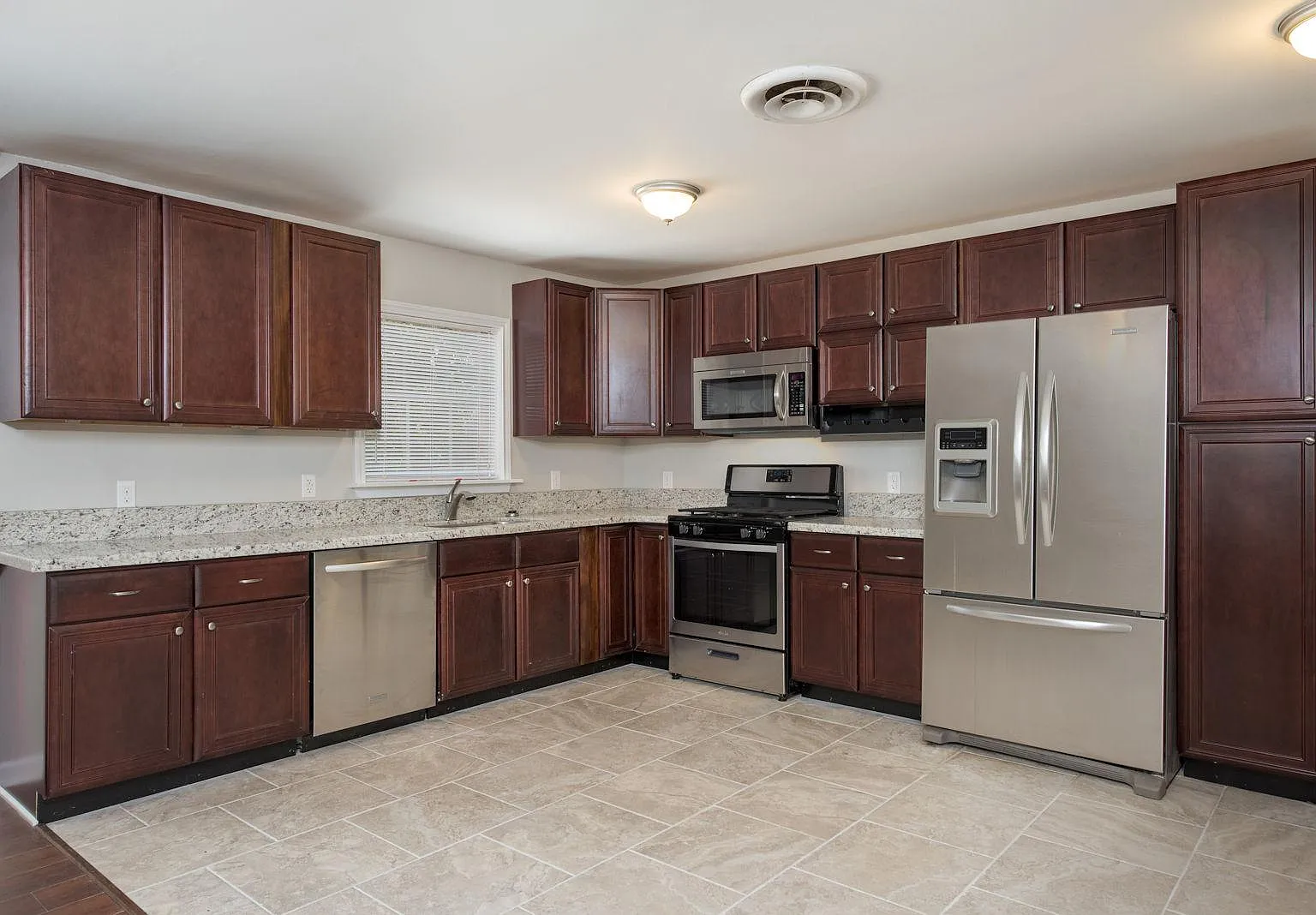5 bed, 2200 sqft, $1,800 — Photo 1