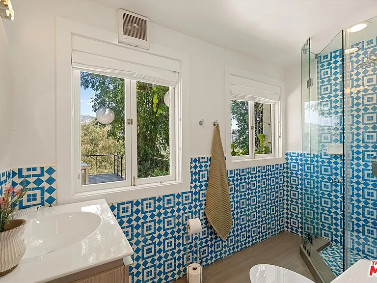 2700 Glendower Ave — Photo 53
