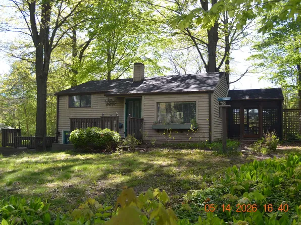 6446 Harrison St, Coloma, MI 49038