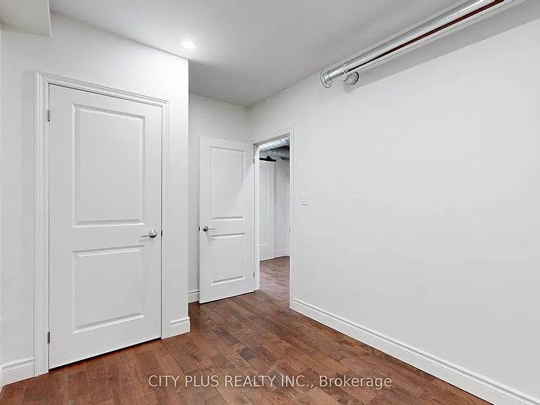 704 Bloor St W — Photo 24
