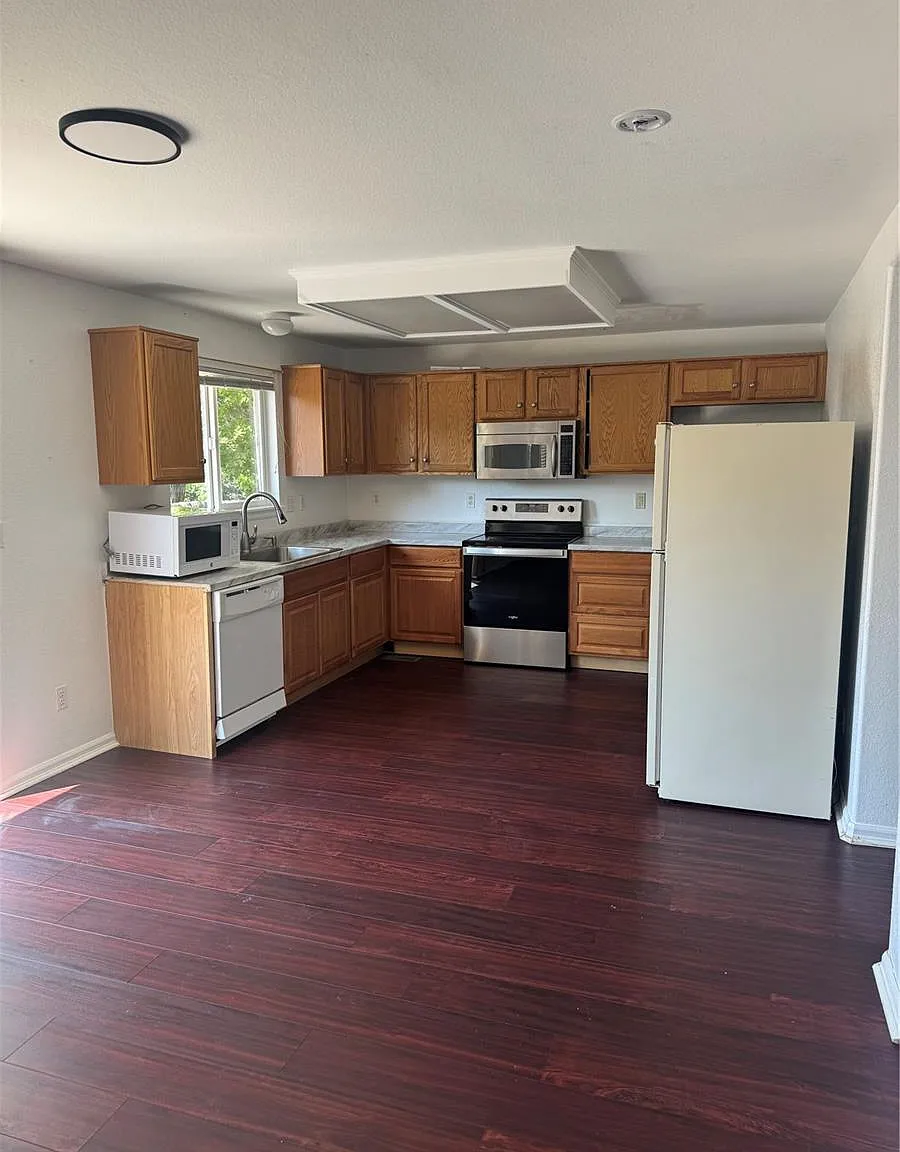4 bed, 2.5 bath, 2113 sqft, $2,995 — Photo 2