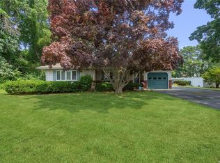 27 Seal Rd, Islip Terrace, NY 11752