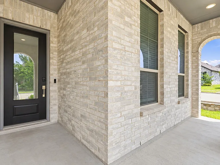 2408 Doncaster Dr — Photo 3