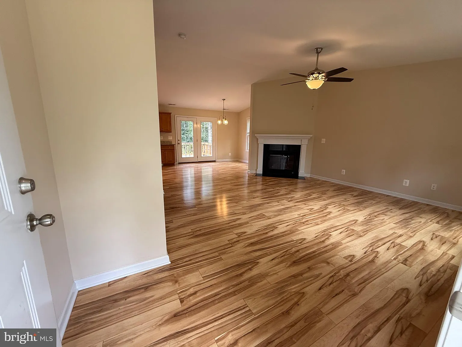 3 bed, 2.0 bath, 1288 sqft, $2,200 — Photo 2