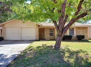 525 Brian Dr, Grand Prairie, TX 75052