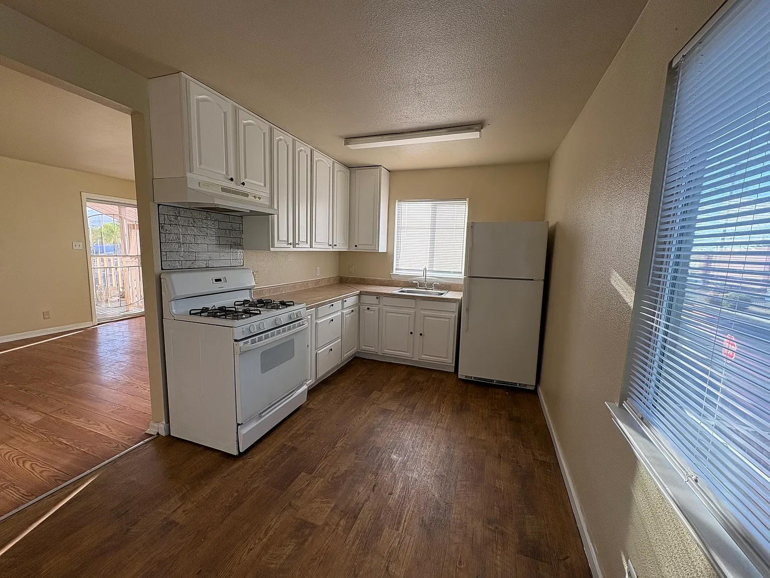 1 Bed 1 Bath Apartment Available NOW! — Photo 2
