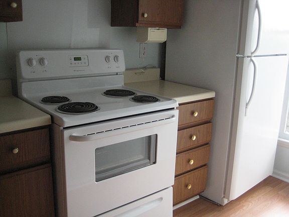 4th image of 16 Astor Ct