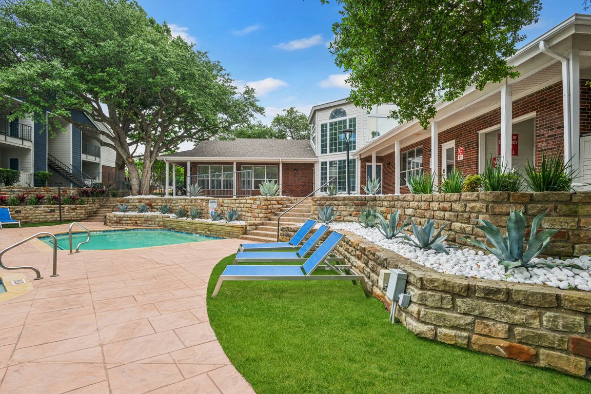Outdoor Lounge Space for Relaxation and Fun