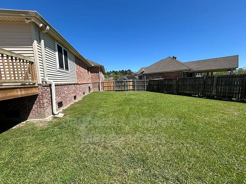 4 bed, 2.0 bath, 2600 sqft, $2,150 — Photo 2