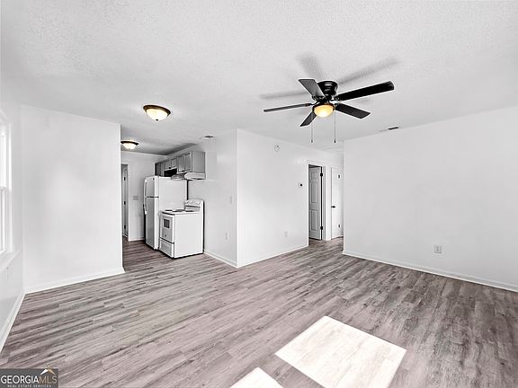 3rd image of 803 Crestwood Ter