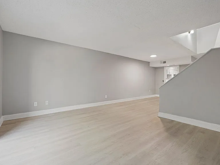 Colonial Pointe Apartments — Photo 35