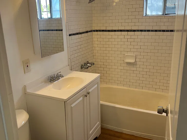 1442 W 27th St #1 — Photo 5