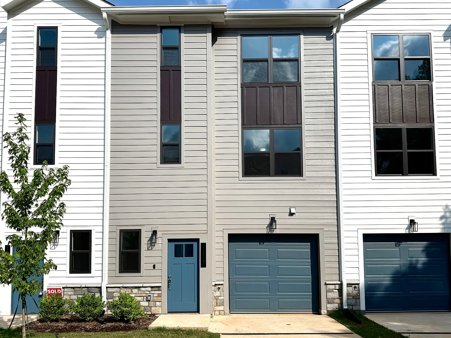 4 bed, 2.5 bath, 1829 sqft, $2,300 — Photo 1
