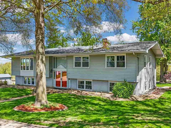 1749 Parkside Dr NE, Solon, IA 52333