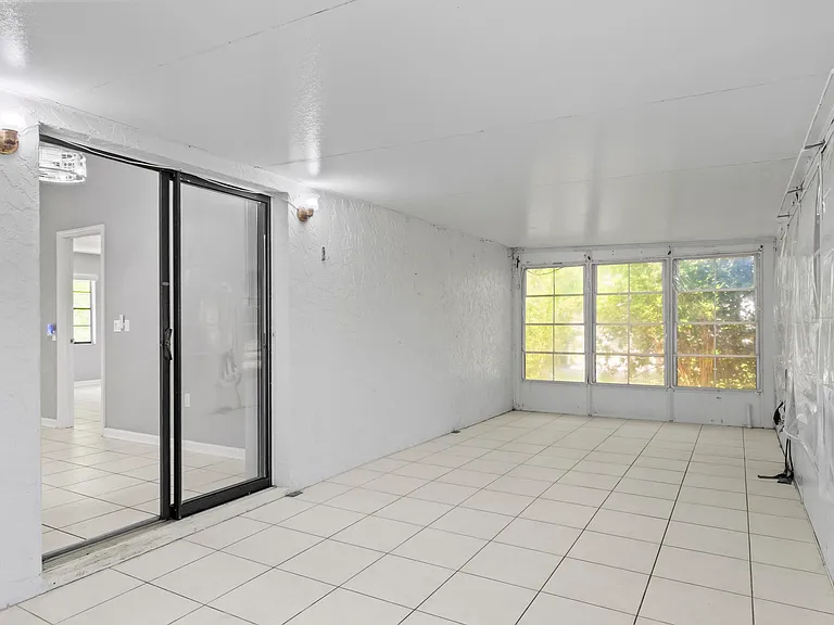 1205 S Flagler Ave — Photo 43