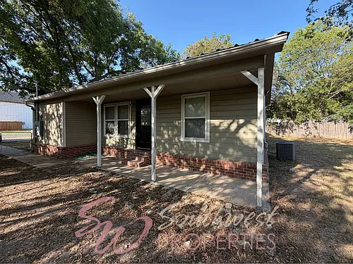 979 W Pecan St Photo 1