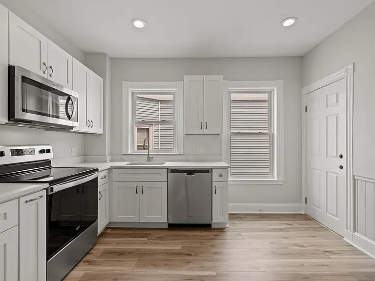 16 Leslie St #2 — Photo 4