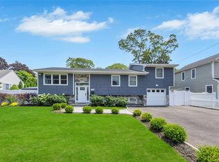 322 Oak Neck Rd, West Islip, NY 11795