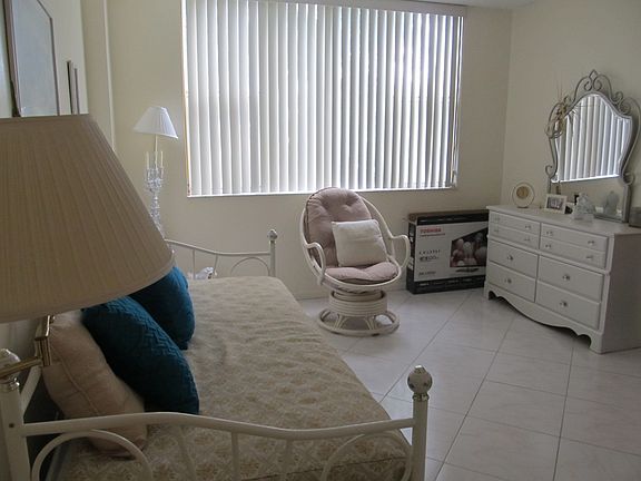 4th image of 4001 Hillcrest Dr APT 212