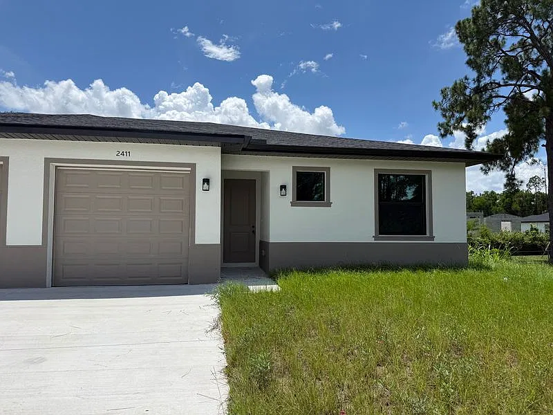 2411 Lola Ave