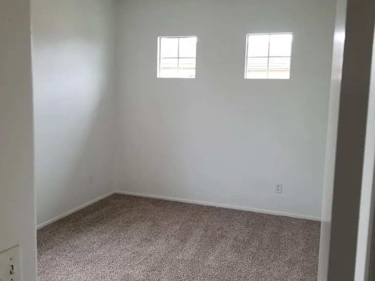11350 Pond Ln — Photo 13